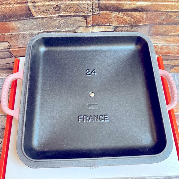 Le Creuset Square Signature Cast Iron in Black Interior (Chiffon Pink) - Picture 9 of 11